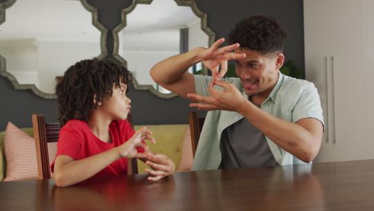 快乐的混血儿和他的儿子使用手语视频素材模板下载