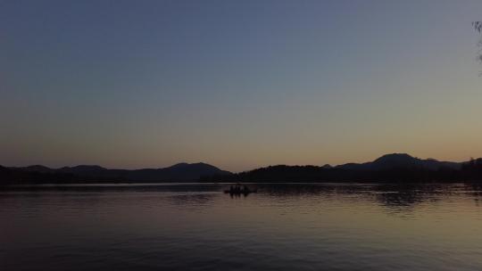 苏堤夕阳湖船