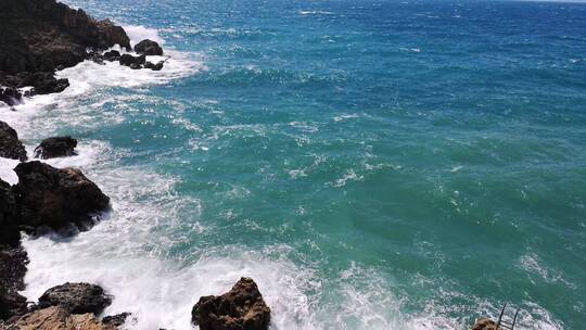 海浪拍打岩石自然风光实拍