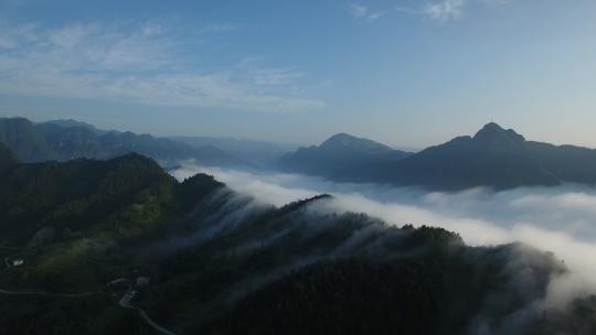 清晨山雾