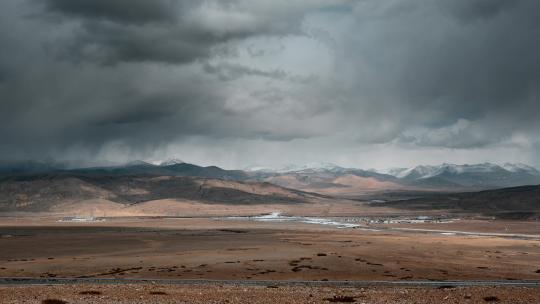 西藏旅游风光云雾笼罩彩色冈底斯山边境兵站
