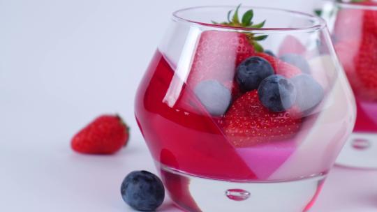 水果果冻与草莓和蓝莓在玻璃里视频素材模板下载