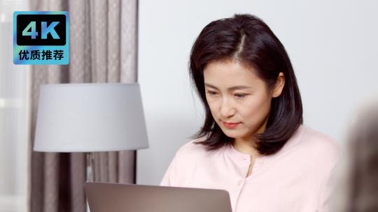 美女在沙发上办公工作笔记本电脑居家办公