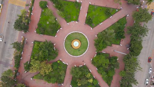 鸟瞰无人机拍摄的名为“公园校长弗朗西斯科·坎顿·罗萨多”的城镇广场
