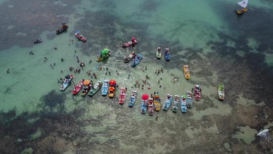 马塞约海岸，美丽清澈的珊瑚礁水域。旅游船浮潜之旅。
巴西马塞约B