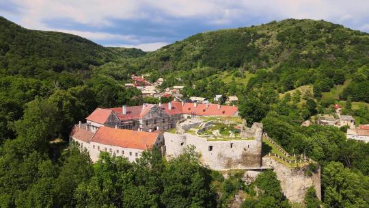 斯洛伐克莫德里·卡门镇城堡的鸟瞰图
