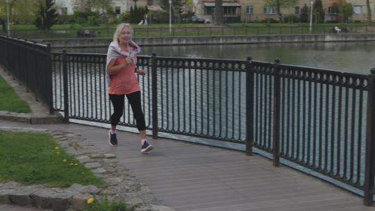 女性在湖边跑步