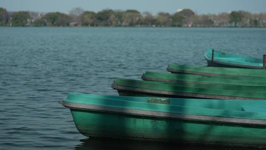 杭州西湖上停着的小船
