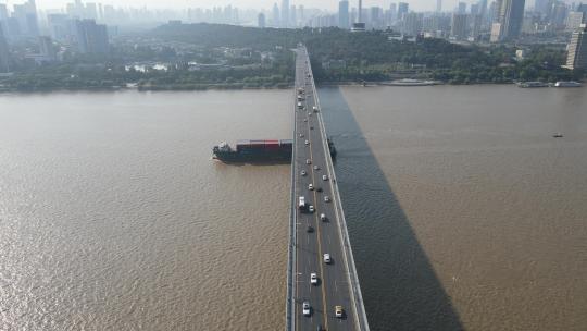 湖北武汉武汉长沙江大桥航拍移动延时