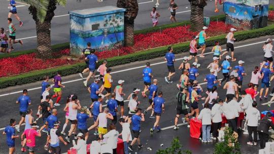 城市马拉松跑者背影慢动作