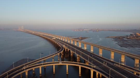 石狮市锦江外线航拍泉州湾大桥动车-上升摇高清在线视频素材下载
