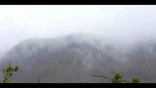 雨后云雾缭绕的山