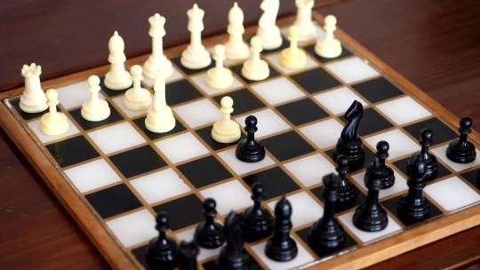 国际象棋移动黑色的棋子