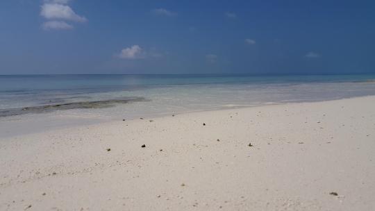 最佳质量的白沙天堂海滩和蓝色大海背景的热带头顶抽象照片