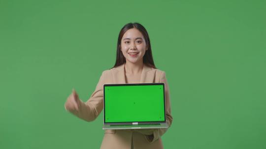 女人举着笔记本电脑