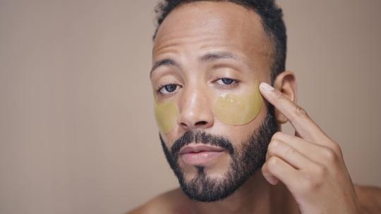 男人用美容天然产品和治疗来护理他的皮肤