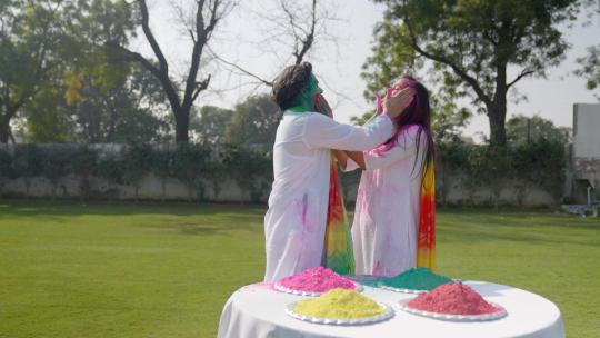 印度夫妇过胡里节视频素材模板下载
