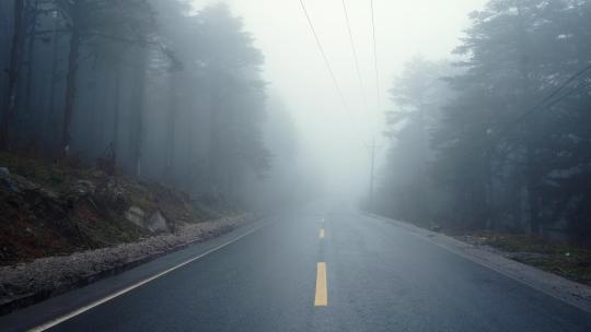 行走在大雾中的公路第一视角