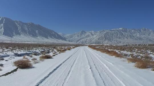 雪后山下公路行车记录