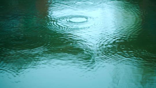 雨滴水面涟漪-初春的小雨
