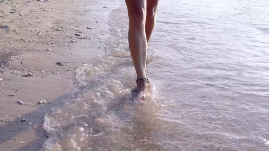 2006_女人的脚沿着海滩走