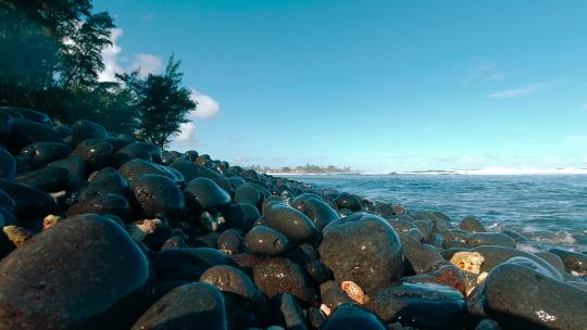浪涌翻滚的黑色鹅卵石海滩