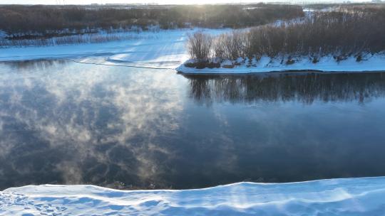 春天开河不冻河晨雾雪景