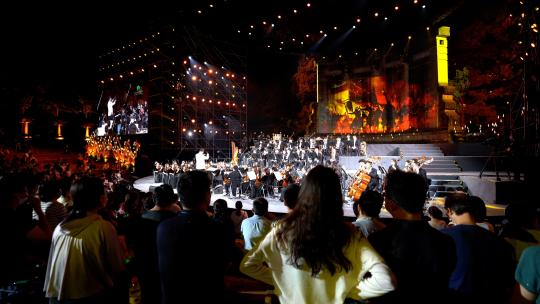 音乐会交响乐团观众高雅演奏大提琴疫情