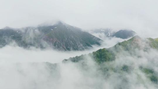 白马雪山山脉天空穿云下雨高原航拍云南