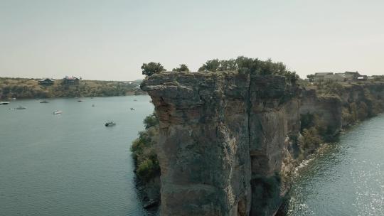 负鼠王国湖地狱门。轨道无人机拍摄岩石悬崖边缘。特写，低空。