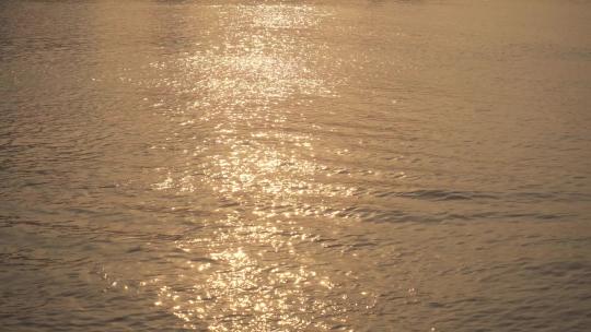 4K实拍夕阳下唯美的湖面水波