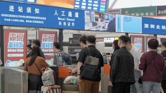 中国高铁站旅客出行进站候车厅人流