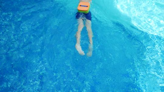 小孩游泳闭气练习，游泳培训教学4k视频
