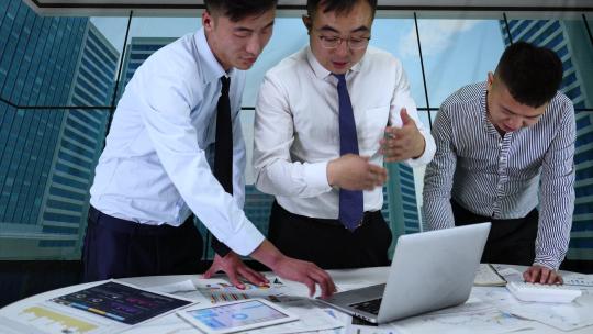 团队讨论财务数据报表