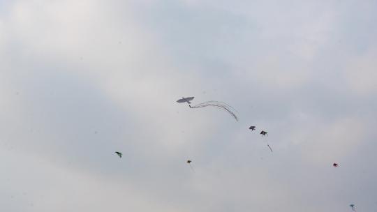 风筝在天空飞空气污染