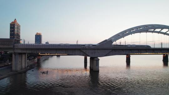 中国哈尔滨高铁动车行驶在松花江铁路桥上