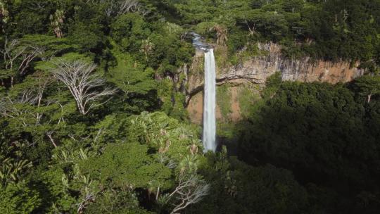 FPV无人机航拍毛里求斯海岛森林中的瀑布