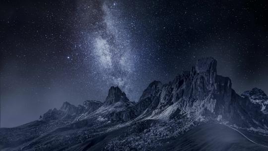 夜晚的帕索吉乌上空银河，白云石视频素材模板下载