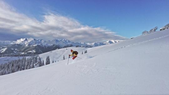 雪山上速降滑雪者视频素材模板下载