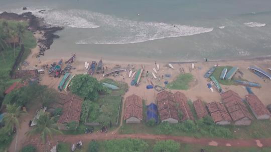 印度瓦尔卡拉附近印度洋上的渔村。无人机视图