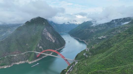 航拍船只经过巫峡峡口