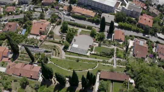 克罗地亚伊斯特拉奥帕蒂亚镇沿海城市的美国花园。天线