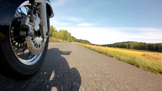 公路上骑摩托车车轮特写视频素材模板下载