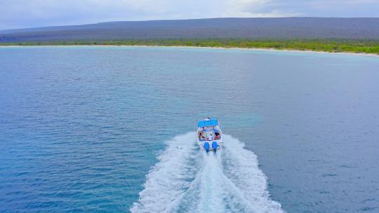 游客乘坐摩托艇在绿松石加勒比海航行。巴伊亚德拉斯阿吉拉斯。天线视频素材模板下载