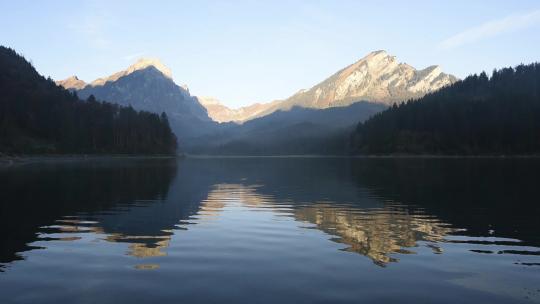 瑞士阿尔卑斯山奥伯西湖宁静的秋景