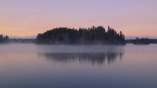 湖面傍晚夕阳薄雾唯美延时视频素材模板下载