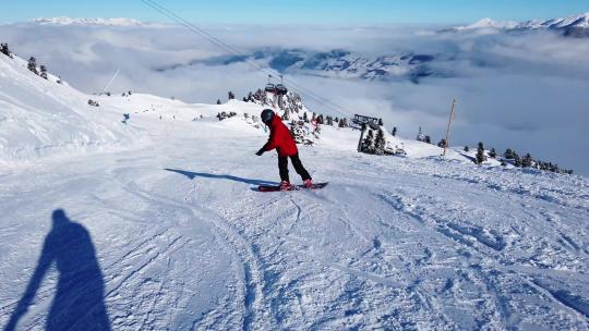 在雪山上滑雪的人视频素材模板下载