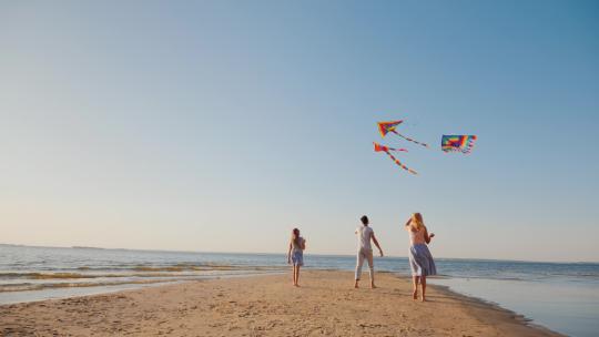 幸福一家海边放风筝视频素材模板下载