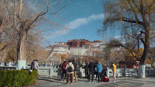 西藏旅游风光拉萨布达拉宫广场游客