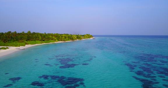 白色天堂海滩和绿松石海背景的日间岛屿景观